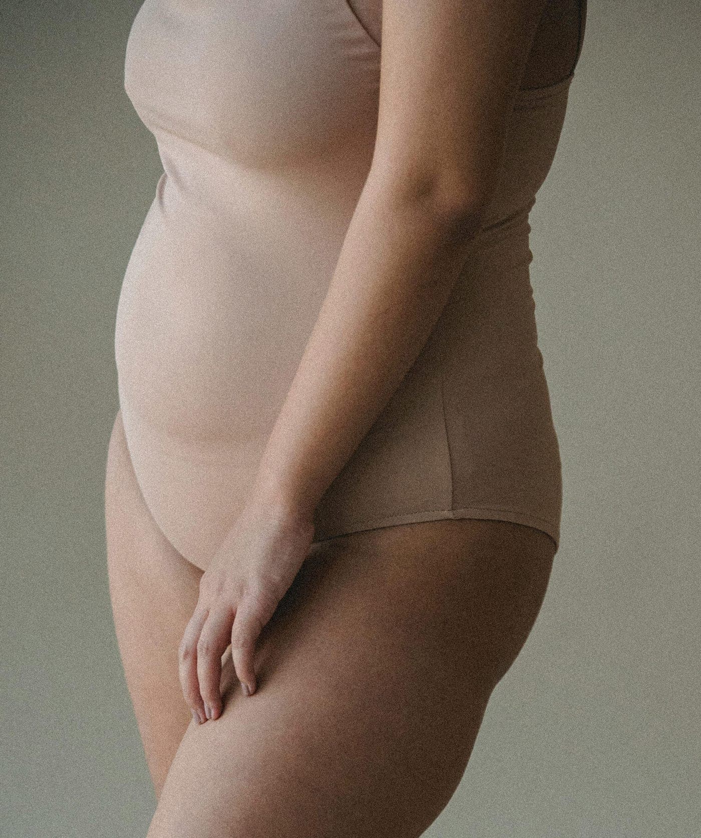 Mujer con body color nude, de perfil