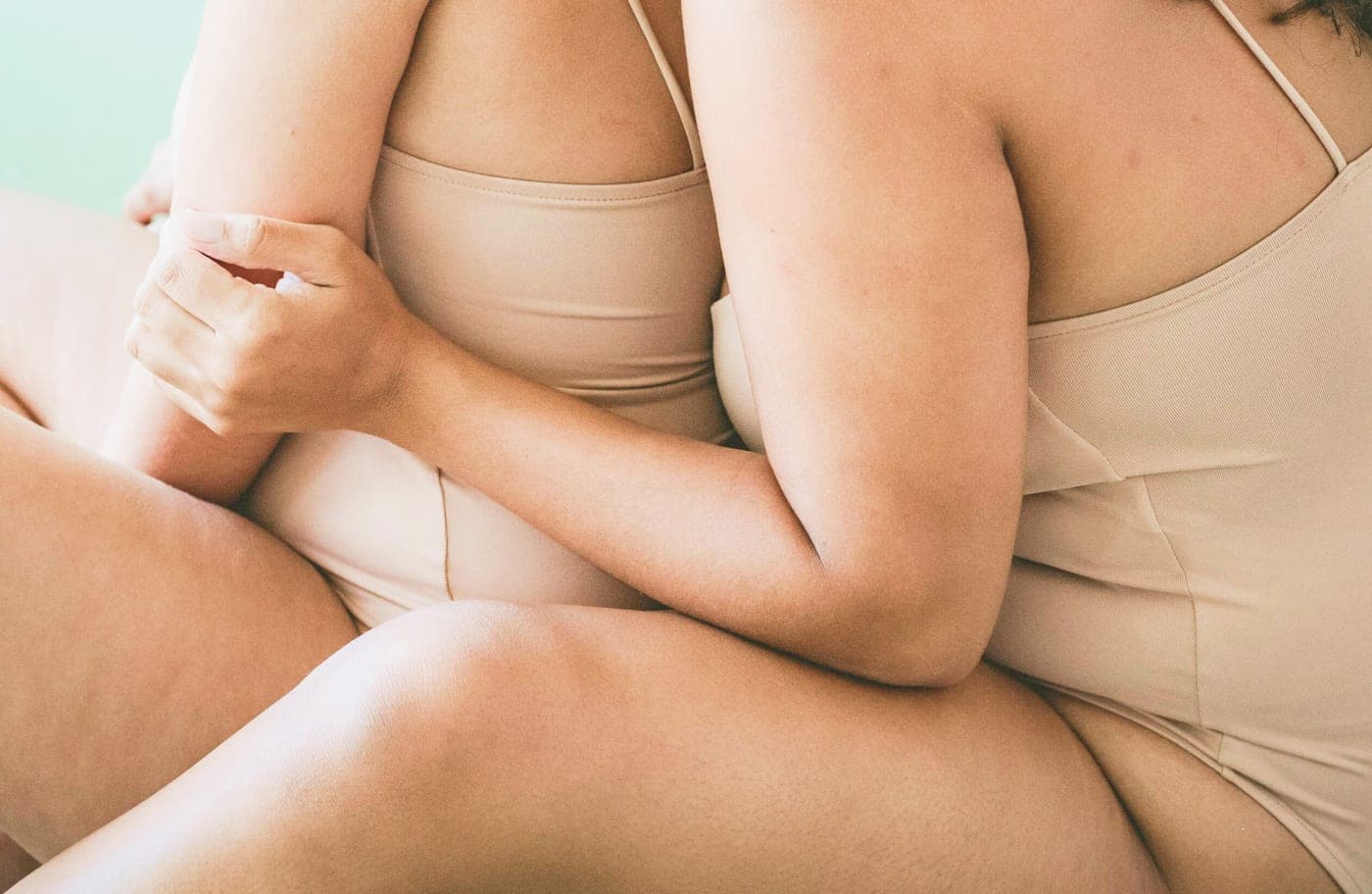 Mujer sentada con ropa cómoda en tonos neutros